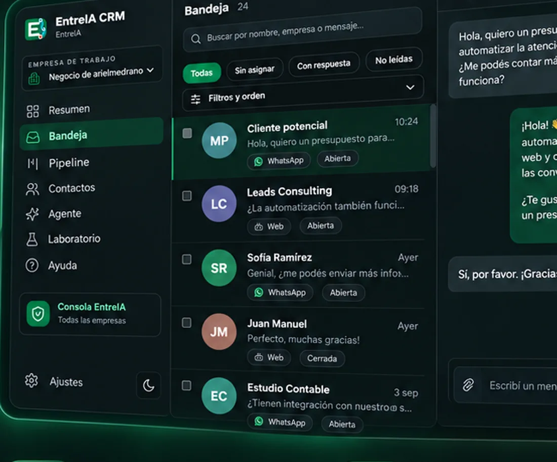 Bandeja de EntreIA CRM con conversaciones web y WhatsApp organizadas por estado